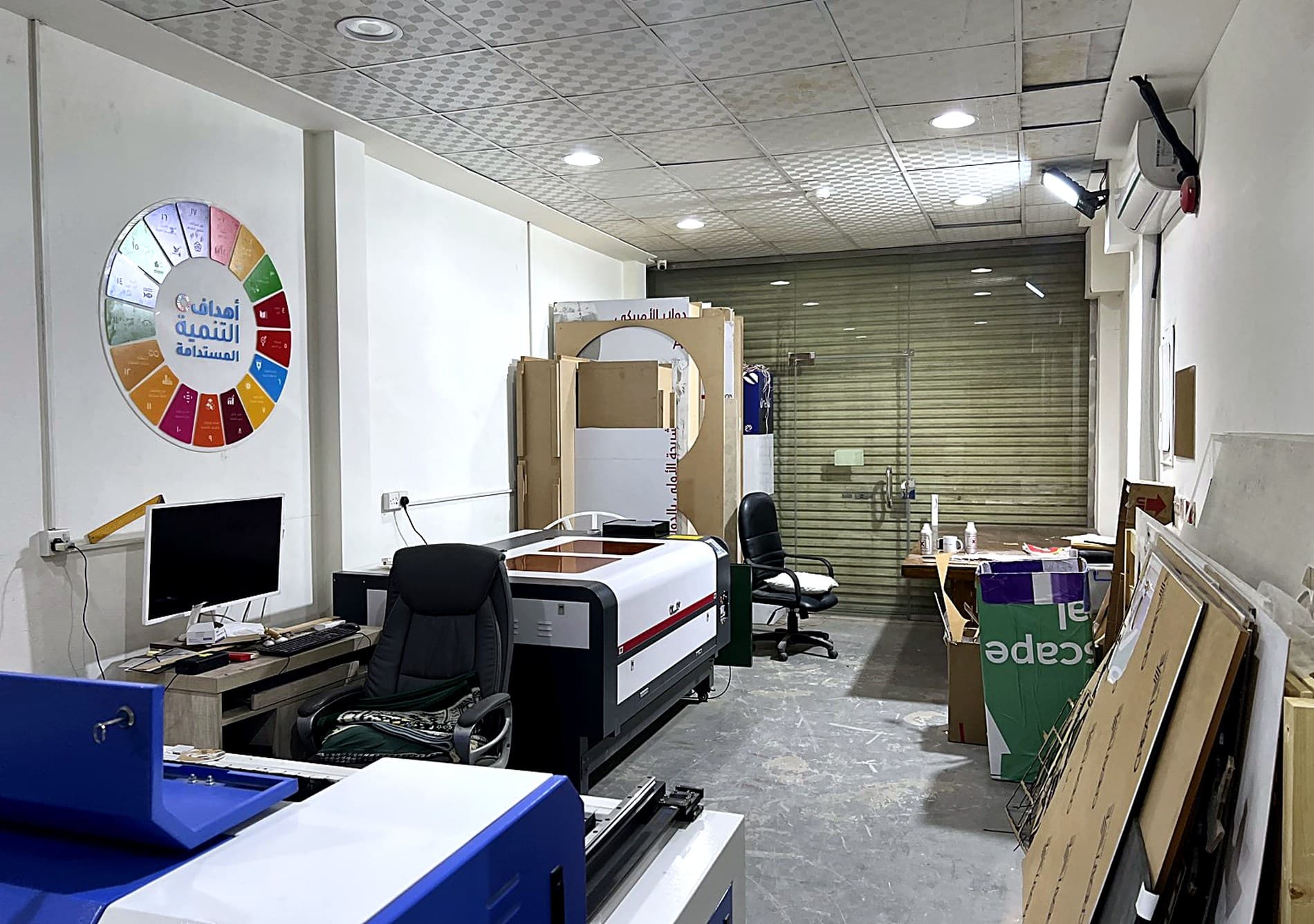 من داخل مطبعة درب في الرياض — ماكينة الليزر وقاطعات الفينيل ومحطة التجهيز