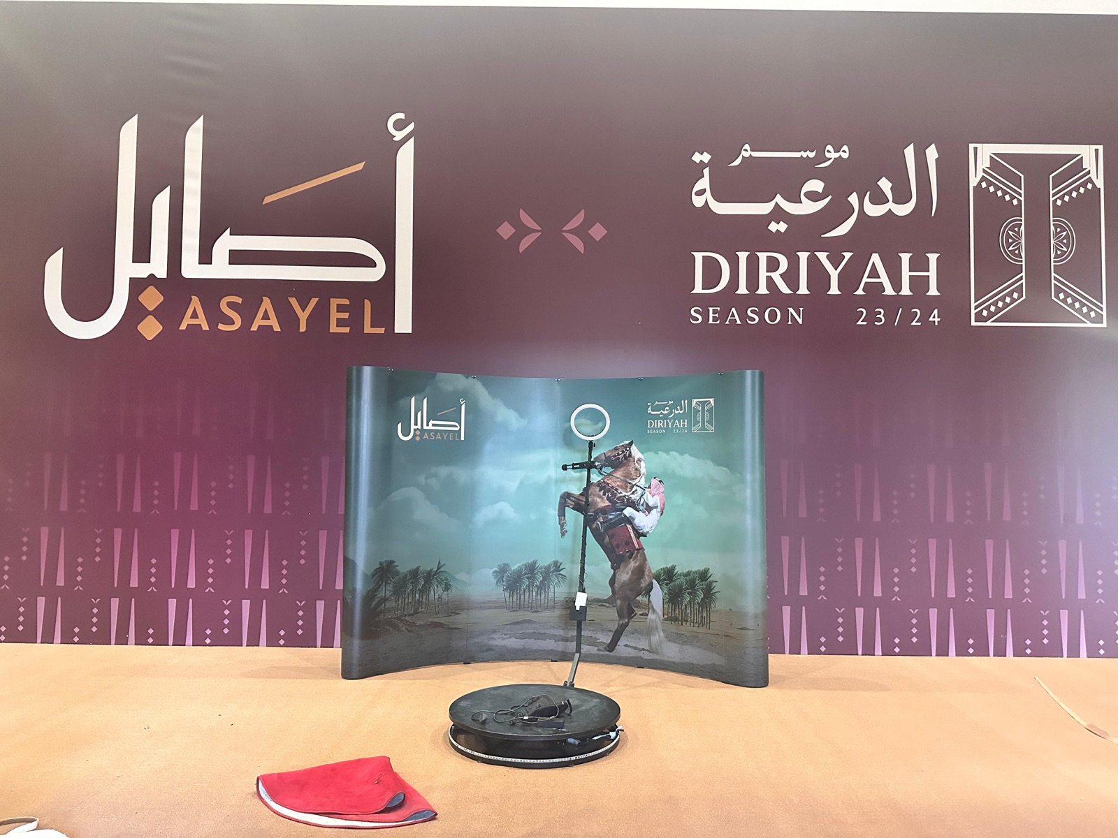 جناح تفعيل علامة بخلفية مطبوعة ومنصّة تصوير 360 من تنفيذ درب لموسم الدرعية